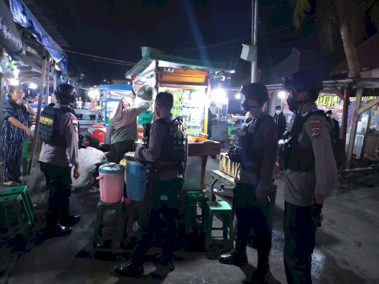 Sambangi Tempat Nongkrong, Personil Ditsamapta Polda NTT Disiplinkan Warga Terapkan Prokes