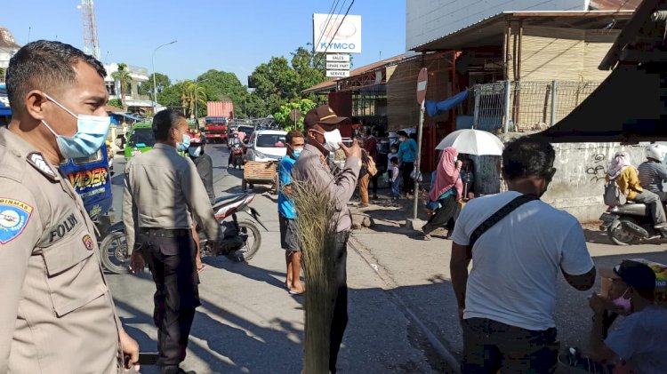 Untuk Meminimalisir Penyebaran Covid-19 Dikalangan Masyarakat, Personel Ditbinmas Polda NTT Terus Giatkan Imbauan Prokes