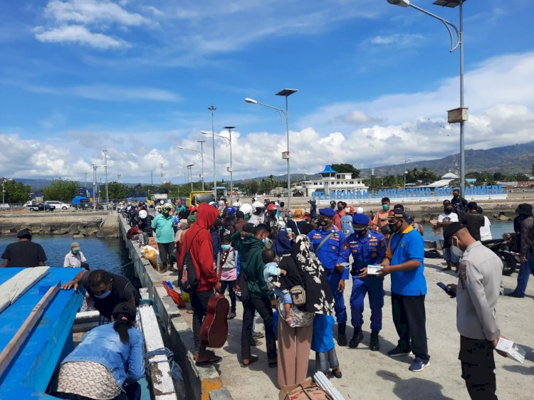 Perketat Prokes 5M, Ditpolair Polda NTT Berikan Masker Gratis di Pelabuhan L. Say Maumere