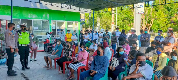 Pantau Pelayanan Vaksinasi, Personil Ditlantas Polda NTT Beri Imbauan Prokes