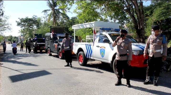 Sambagi Warga di Tempat Keramaian, Satbrimoda NTT Beri Edukasi Prokes 5M