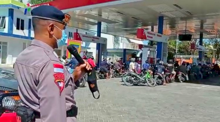 Berikan Imbauan Protokol Kesehatan, Regu Patroli Brimobda NTT Sambangi Warga Saat Mengisi BBM di SPBU