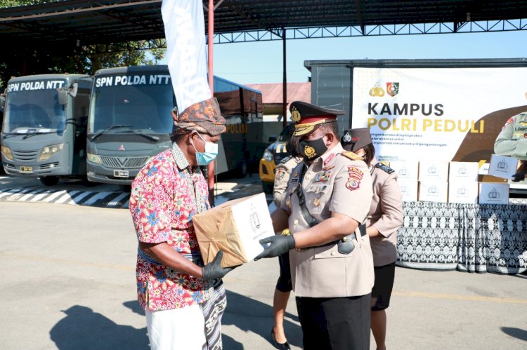 Wakapolda NTT Serahkan Bantuan Sosial dari Kalemdiklat Polri Kepada Masyarakat Kota Kupang