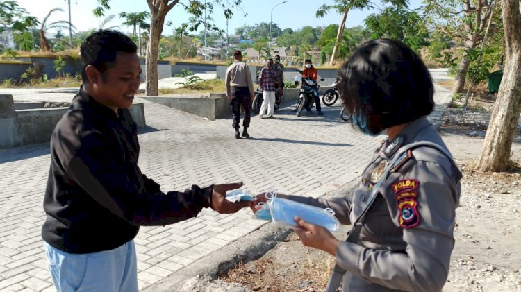 Dengan Humanis, Personel Ditbinmas Polda NTT Beri Imbauan Protokol Kesehatan Kepada Masyarakat