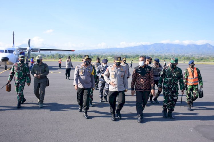 Kapolda NTT dan Dandrem 161/Ws Tinjau Pelaksanaan PPKM Level IV di Sikka