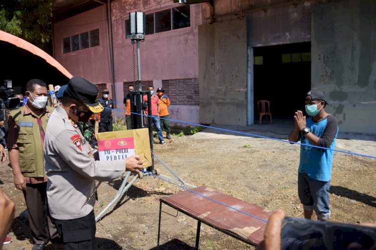 Kapolda NTT Bersama Dandrem 161/ Ws Berikan Bansos  Kepada Pasien Karantina Terpusat di SIC