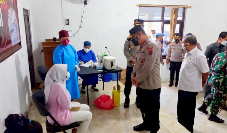 Melihat Langsung Penerapan PPKM Level IV, Kapolda NTT Tinjau Pelaksanaan Vaksinasi Massal di Sumba Timur