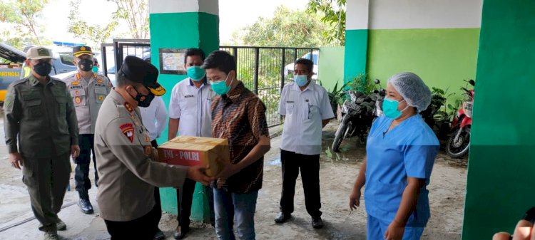 Tinjau Tempat Isolasi Terpusat di Hotel Cendana Waingapu, Kapolda NTT Semangati Para Tenaga Kesehatan dan Beri Sembako