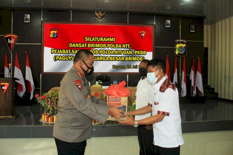 Silaturahmi Dengan PKBB NTT, Dansatbrimobda NTT Berikan Tali Asih