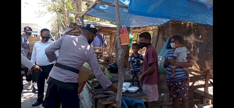 Bantu Meringankan Beban Masyarakat di Situasi PPKM level IV, Satbrimobda NTT Salurkan 200 Paket Makanan Siap Saji Untuk Masyarakat