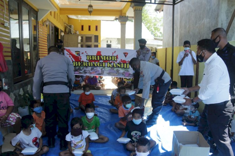 Bantu Meringankan Beban Masyarakat di Situasi PPKM level IV, Satbrimobda NTT Salurkan 200 Paket Makanan Siap Saji Untuk Masyarakat