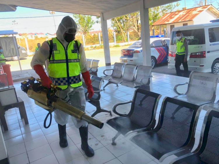 Wujud Kepedulian Terhadap Keselamatan, Personel Ditlantas Polda NTT Lakukan Penyemprotan Disinfektan di Terminal Belo