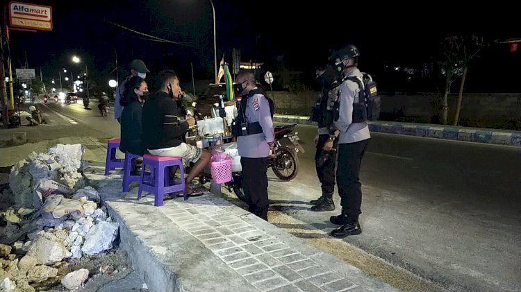 Ditsamapta Polda NTT Secara Persuasif dan Humanis Bubarkan Warga Yang Sedang Nongkrong di Masa PPKM Level IV