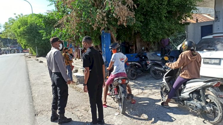 Personel Ditbinmas Polda NTT Lakukan Patroli dan Imbauan Prokes di Kawasan Pertokoan