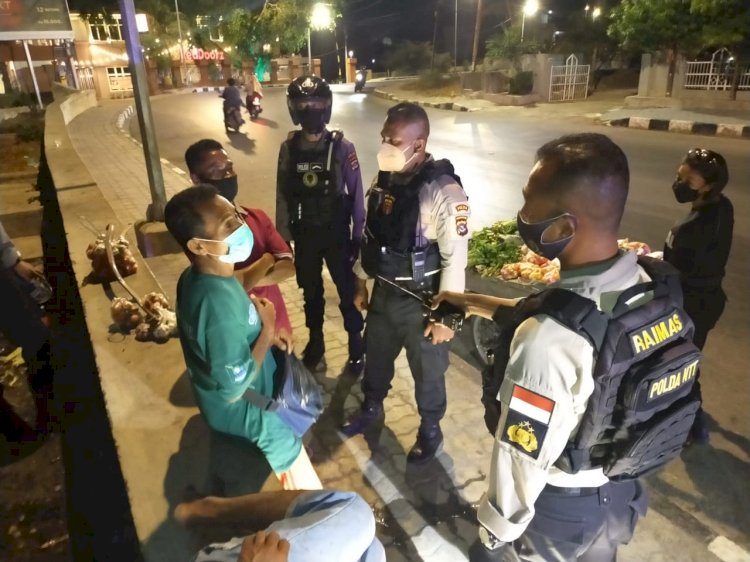 Gelar Patroli Malam Minggu, Ditsamapta Polda NTT Beri Imbauan Prokes