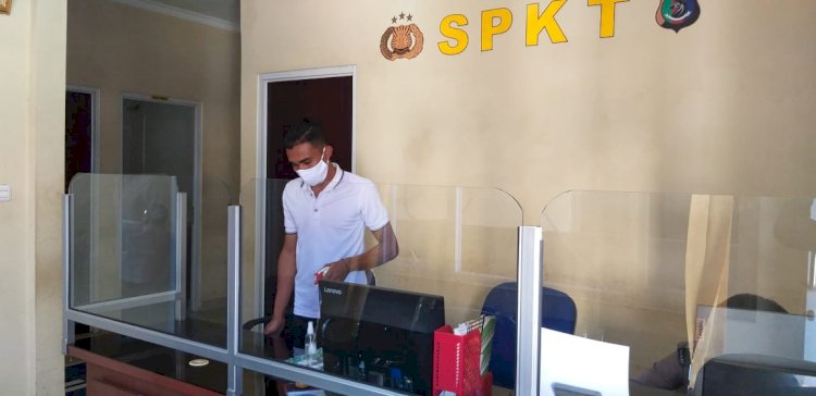 Cegah Penyebaran Covid-19, SPKT Polda NTT Lakukan Penyemprotan Disinfektan di Ruang Pelayanan