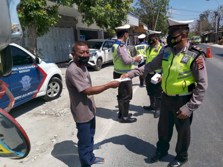 Bantu Penyekatan di Pos PPKM Level IV Bimoku, Personil Ditlantas Polda NTT Beri Imbau Warga Patuhi Prokes dan Bagikan Masker