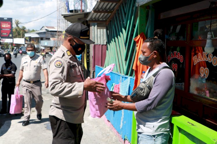 Wujud Kepedulian, Bidhumas Polda NTT Salurkan 100 Paket Sembako Kepada Masyarakat Terdampak Covid-19