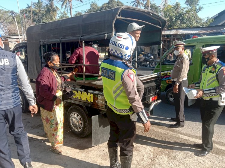 Batasi Mobilitas Masyarakat di Saat PPKM Level IV, Personel Ditlantas Polda NTT Lakukan Penyekatan di Pos Bimoku