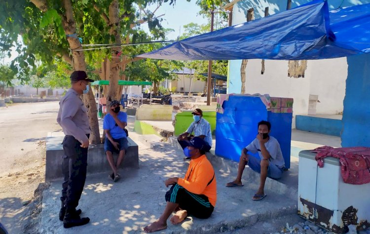 Tingkatkan Kesadaran Pentingnya Prokes, Personel Ditbinmas Polda NTT Lakukan Imbauan Prokes di Desa Bolok