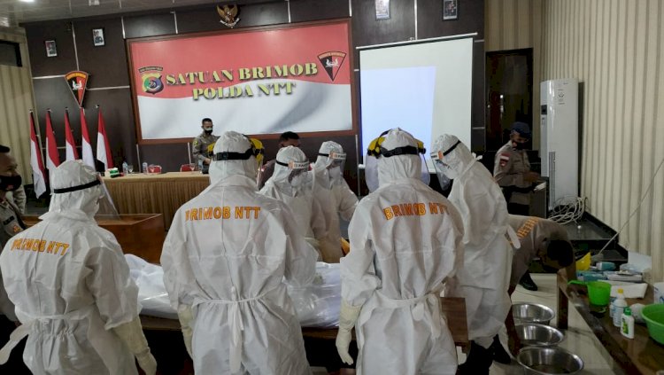 Biddokkes Polda NTT Berikan Pelatihan Pemulasaran dan Penanganan Jenazah Covid-19 Bagi Anggota Satbrimobda NTT