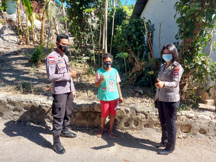 Cegah Penyebaran Covid-19, Personel Ditbinmas Polda NTT Imbaun Prokes Sekaligus Bagi masker Kepada Warga