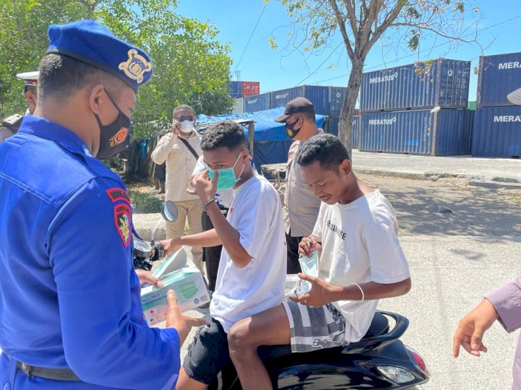 Penyekatan di Pelabuhan Lorens Say Maumere, Personel Ditpolairud Polda NTT Beri Imbauan dan Bagikan Masker Kepada Masyarakat