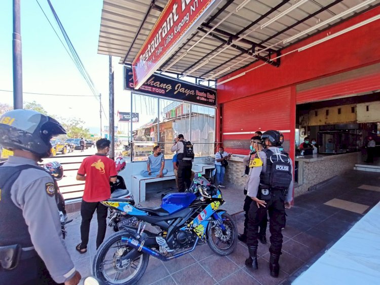 Cegah Angka Kenaikan Covid 19 di Wilayah Kota Kupang, Ditsamapta Polda NTT Patroli Beri Imbauan Prokes