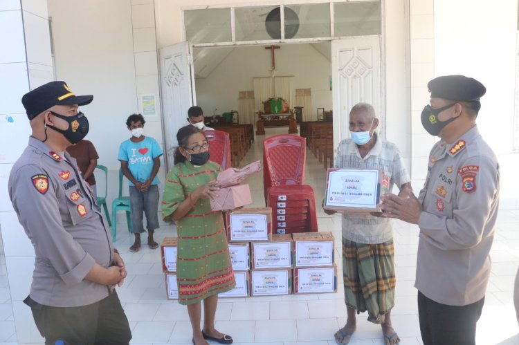 Tiba di Oenesu, Dirsamapta Polda NTT Bersama Bintara Remaja Angkatan XLV Salurkan Bansos dan Bersih-Bersih Tempat Ibadah