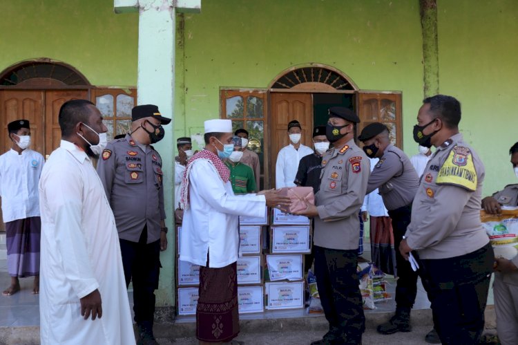 Tiba di Oenesu, Dirsamapta Polda NTT Bersama Bintara Remaja Angkatan XLV Salurkan Bansos dan Bersih-Bersih Tempat Ibadah