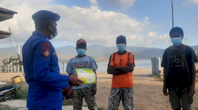 Cegah Penyebaran Covid-19, Personil Ditpolairud Polda NTT Bagikan Masker Gratis Kepada Buruh Pelabuhan Kalabahi