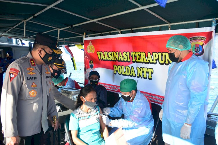 Layani Masyarakat Kepulauan di Hari Peringatan HUT ke-76 RI, Polda NTT Gelar Vaksinasi Terapung