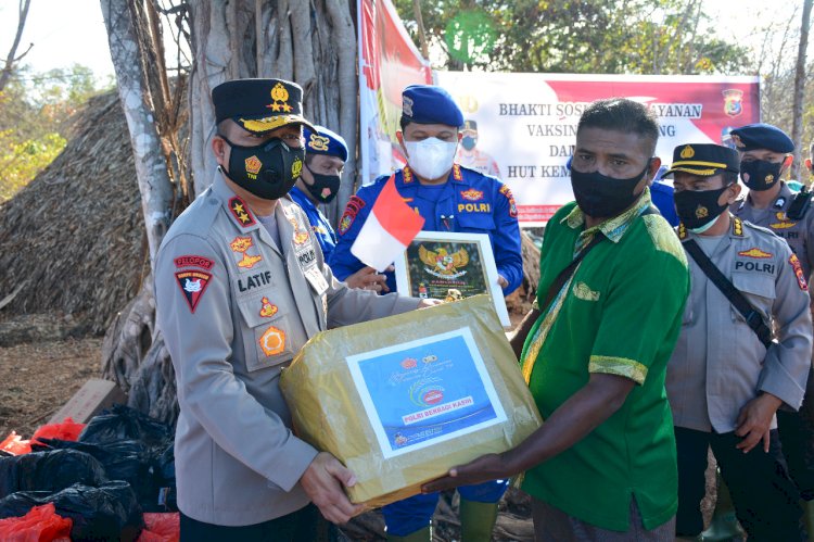 Polda NTT Berbagi Kasih Jelang Momentum Peringatan HUT ke-76 RI Kepada Masyarakat Pesisir Pantai