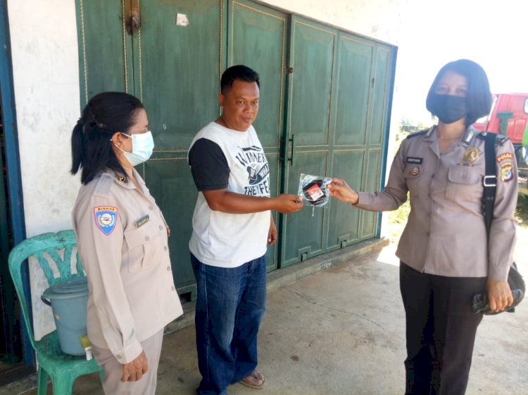 Upaya Cegah Penyebaran Covid-19, Personel Ditbinmas Polda NTT Bagi Masker dan Ingatkan Prokes Kepada Masyarakat