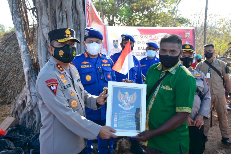 Kapolda NTT Sambang Pulau Semau Bagikan Ratusan Bendera Merah Putih