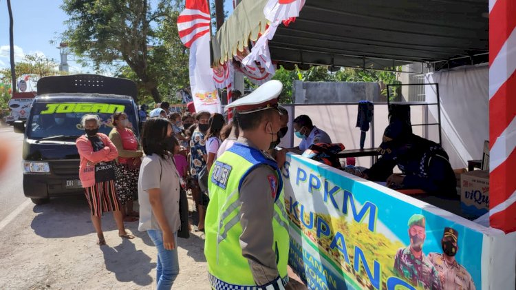 Bantu Penyekatan di Pos PPKM Level IV Bimoku, Personil Ditlantas Polda NTT Beri Imbau Warga Kurangi Mobilitas