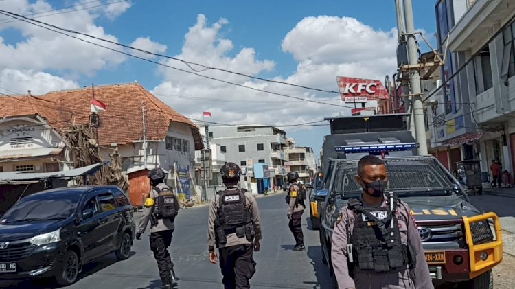 Menggunakan Pengeras Suara, Personel Ditsamapta Polda NTT Terus Beri Imbauan Ke Warga  Agar Disiplin Prokes