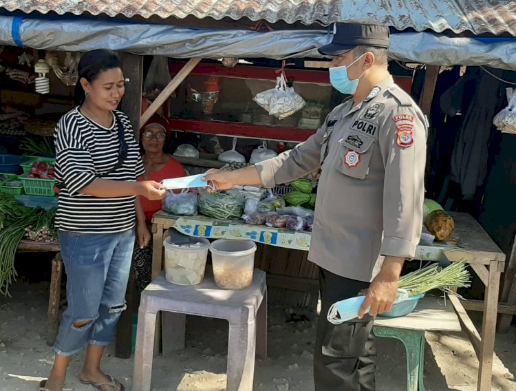 Sasar Para Pedagang Kaki Lima, Personel Ditbinmas Bagikan Masker Gratis dan Ingatkan Prokes