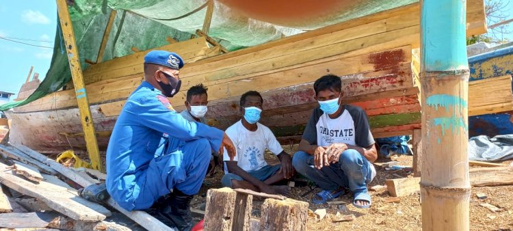 Sambangi Warga Pesisir Pasir Pajang, Personil Ditpolairud Imbau Patuhi Prokes Saat Melaut