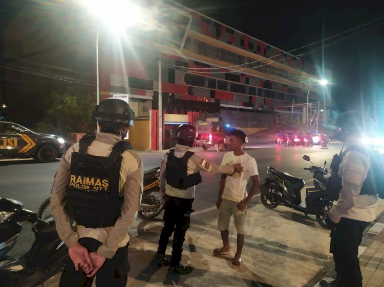 Sambangi Tempat Kerumunan, Ditsamapta Polda NTT Giatkan Patroli Malam Minggu Beri Imbauan Prokes