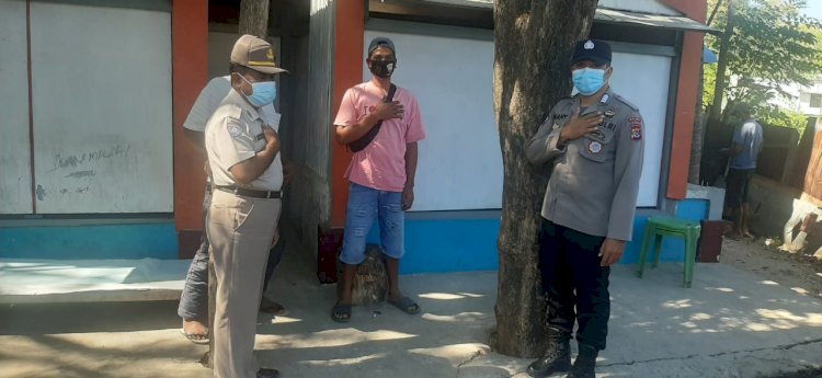 Sasar Warga yang Tidak Menerapkan Prokes, Personel Ditbinmas Polda NTT Beri Imbauan dan Bagikan Masker