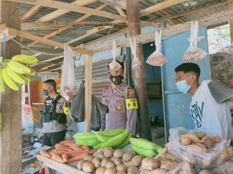 Patroli Imbau Prokes, Personel Ditsampta Polda NTT Sambangi Para Pedagang Kaki Lima