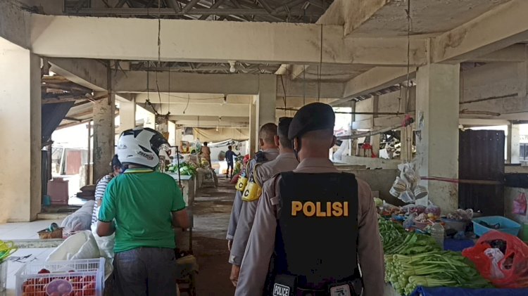 Patroli Rutin Ingatkan Penerapan Prokes, Personel Ditsamapta Polda NTT Sambangi Pasar Impres Naikoten I