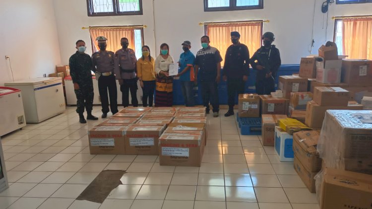 Personil Polda NTT Kawal VVIP Rangkaian Penjemputan 25.105 Vial Vaksin Jenis Sinovac di Kupang