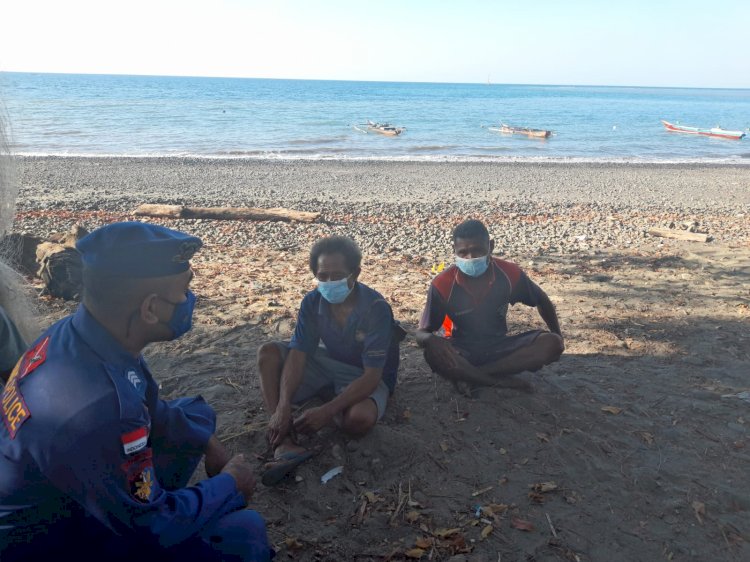 Personil Ditpolairud Polda NTT Gelar Patroli Pesisir di Waiwuring Beri Imbauan Warga Kurangi Kerumunan Saat Melaut