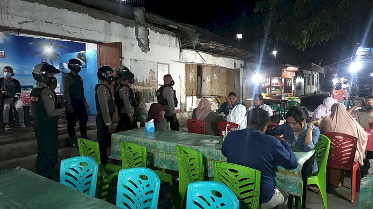 Gelar Patroli, Personel Ditsamapta Polda NTT Pantau Jam Malam Disaat Penerapan PPKM