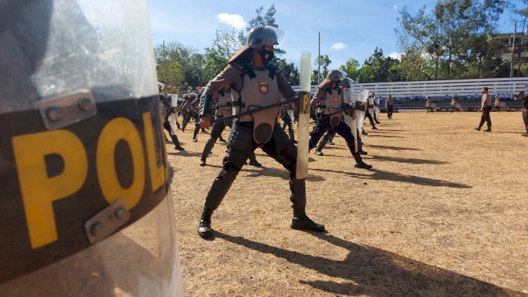 Ingatkan Kembali Gerakan dan Formasi Dalmas, Personel Ditsamapta Polda NTT Beri Pelatihan Dalmas Kepada Bintara Remaja