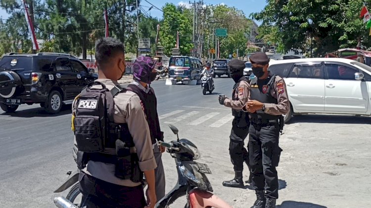 Disiplinkan Pengguna Jalan, Personel Ditsamapta Polda NTT Patroli Ingatkan Prokes