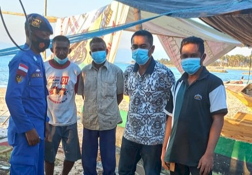 Personil Ditpolairud Polda NTT Beri Imbau Nelayan Tablolong Tetap Waspada dan Antisipasi Cuaca Buruk Saat Melaut