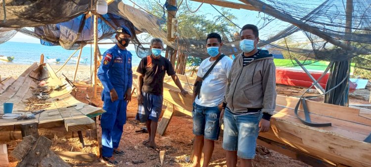 Personel Ditpolairud Polda NTT Imbau Nelayan Manikin Untuk Tidak Gunakan Racun dalam Menangkap Ikan